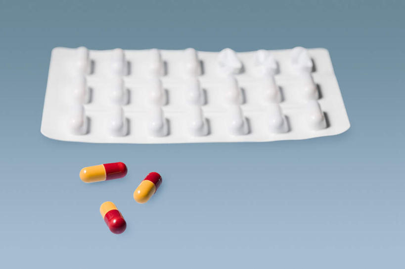 无人,横图,室内,特写,白天,正面,安全,静物,蓝色背景,包装,包装纸,铝箔纸,药剂,药丸,纸,防护,纸张,药片,三个,药品,治疗,摄影,影棚,保护,药物,医疗,包装材料,保险,预防,锡箔,铝箔,平安,彩图,影棚拍摄,拍摄