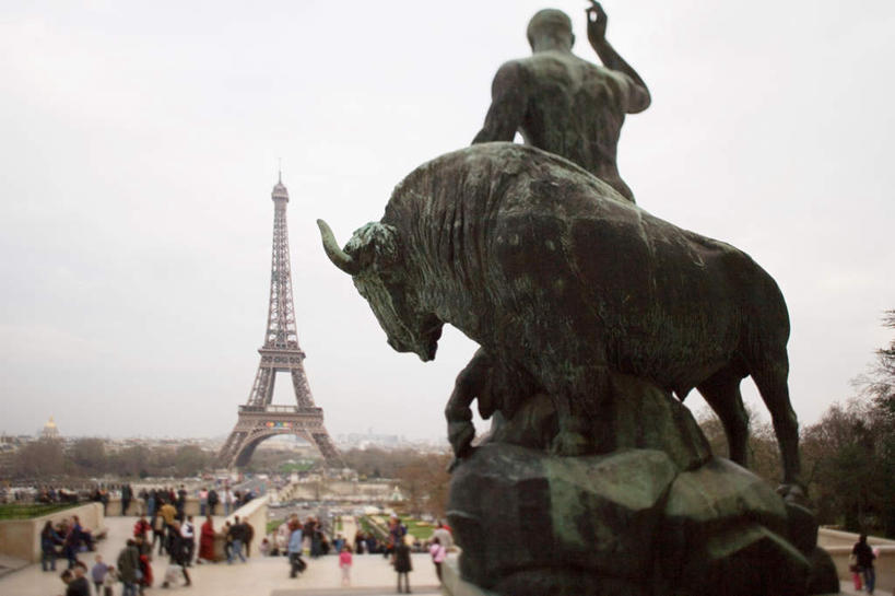 西方人,站,横图,室外,白天,正面,旅游,度假,名胜古迹,植物,标志建筑,地标,建筑,雕塑,法国,巴黎,欧洲,艾菲尔铁塔,欧洲人,行人,游客,游人,服装,遗迹,艺术,装饰,雕刻,雕像,埃菲尔铁塔,首都,许多人,古迹,文物,娱乐,建设,古建筑,路人,旅客,树,树木,衣服,绿色,自然,工艺品,站着,一群人,享受,休闲,旅游胜地,放松,服饰,生长,成长,纪念,美术,衣着,穿着,主题,陈列,古文明,法兰西共和国,战神广场,功能,美学,法兰西第五共和国,衣饰,夏乐宫,夏悠宫,夏约宫,过客,男人,男性,年轻男性,年轻女性,女人,女性,白种人,站立,半身,彩图