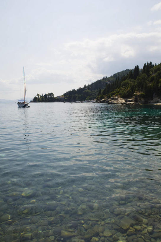 帆船,无人,竖图,室外,白天,正面,旅游,度假,美景,山,山脉,船,希腊,欧洲,一艘,停靠,阴影,光线,影子,景观,山峰,云,云朵,山峦,云彩,娱乐,蓝色,白云,蓝天,天空,阳光,自然,交通工具,群山,天,享受,休闲,景色,放松,晴朗,停泊,自然风光,载具,希腊共和国,爱奥尼亚群岛,伊奥尼亚群岛,科孚岛,克基拉岛,晴空,彩图