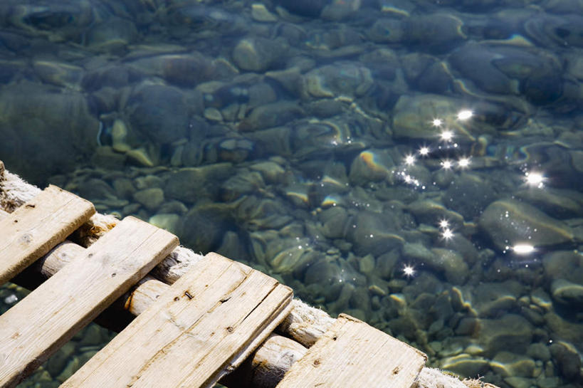 无人,横图,俯视,室外,特写,白天,旅游,度假,河流,石头,美景,水,希腊,欧洲,许多,阴影,光线,木板,石子,影子,河水,景观,水流,桥,青苔,苔藓,木桥,娱乐,栈桥,倒影,阳光,自然,享受,休闲,鹅卵石,景色,放松,人行桥,木板桥,倒映,自然风光,按摩石,希腊共和国,反照,爱奥尼亚群岛,伊奥尼亚群岛,科孚岛,克基拉岛,石块,彩图,高角度拍摄