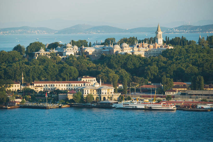 无人,家,宫殿,码头,横图,室外,白天,正面,旅游,度假,树林,植物,标志建筑,地标,港口,建筑,土耳其,亚洲,阴影,光线,影子,房屋,屋子,云,云朵,首都,云彩,娱乐,建设,楼房,住宅,树,树木,蓝色,绿色,白云,蓝天,天空,阳光,自然,天,享受,休闲,旅游胜地,放松,生长,晴朗,成长,西亚,伊斯坦布尔,晴空,彩图,房子,摆渡口,埠头,渡口,渡头,港湾,海港,货运码头,口岸,商港,土耳其共和国,托普卡帕宫,托普卡帕故宫