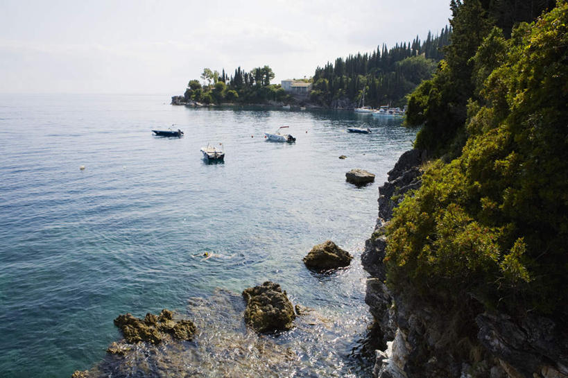 无人,码头,横图,俯视,室外,白天,旅游,度假,草地,草坪,美景,植物,港口,轮船,船,希腊,欧洲,停靠,阴影,光线,影子,景观,娱乐,草,树,树木,绿色,阳光,自然,交通工具,享受,休闲,景色,放松,生长,成长,停泊,自然风光,载具,希腊共和国,爱奥尼亚群岛,伊奥尼亚群岛,科孚岛,克基拉岛,彩图,高角度拍摄,摆渡口,埠头,渡口,渡头,港湾,海港,货运码头,口岸,商港