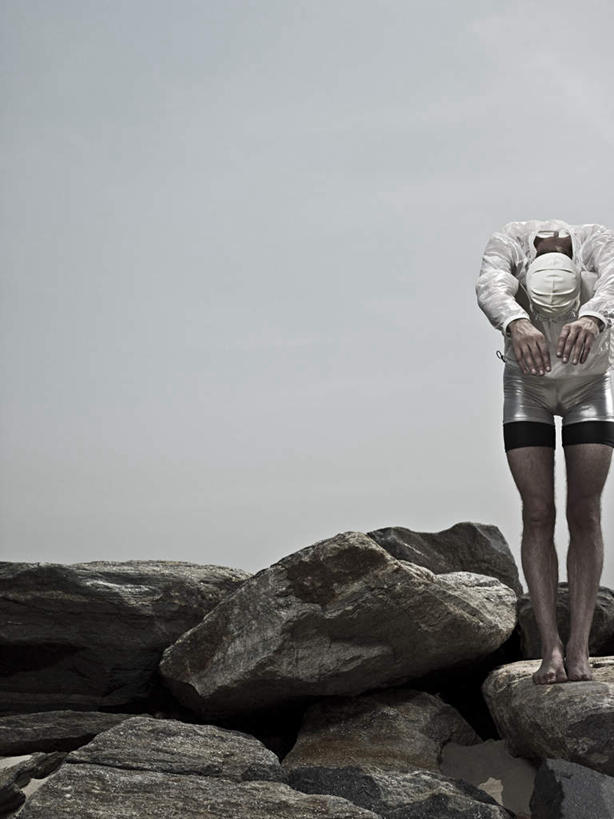 西方人,腿部,脚,脚趾,脚趾甲,腿,一个人,运动员,站,举,竖图,室外,白天,正面,运动服,石头,帽子,欧洲,欧洲人,仅一个男性,仅一个人,仅一个中年男性,服装,泳帽,石子,乌云,云,阴天,云朵,云彩,注视,光脚,衣服,天空,天,低头,观察,看,托,站着,赤脚,服饰,观看,察看,昏暗,衣着,阴沉,穿着,关注,游泳帽,衣饰,男人,男性,中年男性,白种人,脚指甲,石块,岩石,体育运动员,运动选手,举起,举手,举着,向上举,向上伸,向上托,站立,彩图,全身,运动装