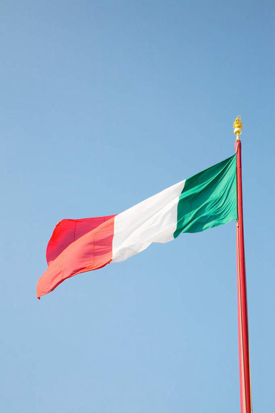 无人,竖图,室外,特写,白天,仰视,旗帜,国旗,阴影,光线,影子,红色,蓝色,绿色,白色,蓝天,天空,阳光,天,晴朗,万里无云,意大利国旗,旗,晴空,晴空万里,彩图,低角度拍摄
