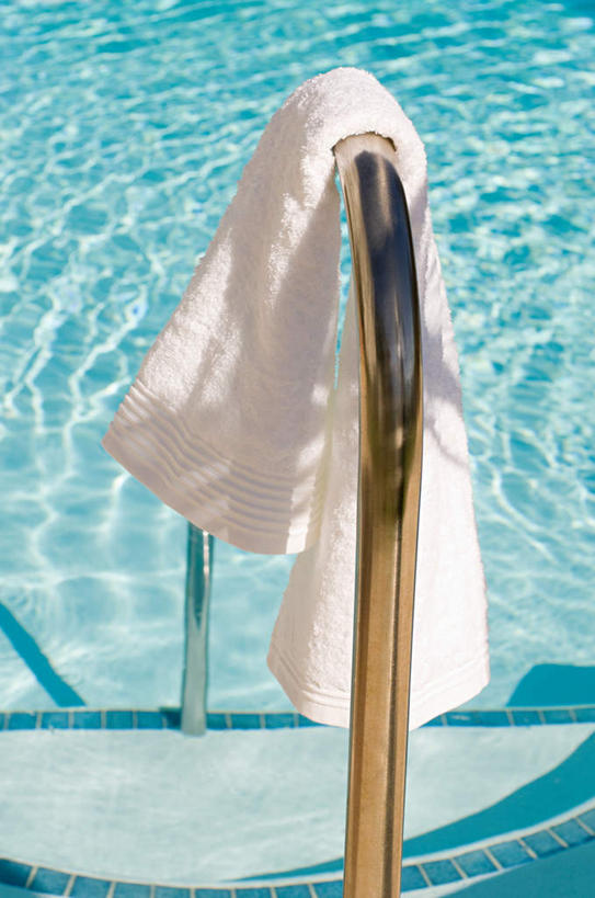 无人,体育馆,游泳池,竖图,俯视,室外,特写,白天,水,金属制品,阴影,光线,金属,纺织物,影子,水池,水面,泳池,阳光,毛巾,清洁,保暖,游泳馆,透气,防水,储水,耐磨,吸水,杆子,彩图,高角度拍摄