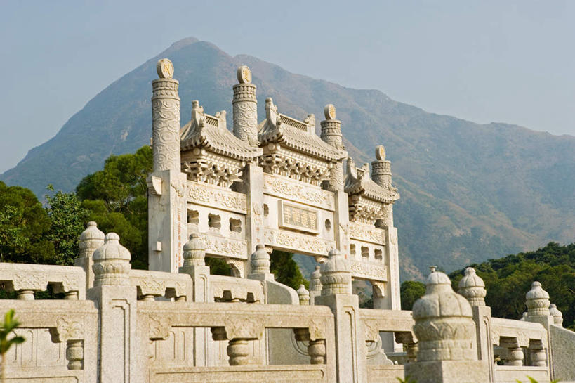 无人,横图,室外,白天,正面,旅游,度假,石头,名胜古迹,森林,山,山脉,树林,植物,标志建筑,地标,建筑,香港,中国,亚洲,阴影,遗迹,光线,石子,影子,墙,山顶,山峰,山峦,古迹,文物,娱乐,建设,古建筑,墙壁,墙面,树,树木,蓝色,绿色,蓝天,天空,阳光,自然,群山,天,享受,休闲,旅游胜地,放松,生长,晴朗,成长,港,古文明,东亚,沉积岩,大屿山,万里无云,宝莲寺,香港特别行政区,港澳台,中华人民共和国,颠峰,极峰,宝莲禅寺,大濠岛,荃湾区,水成岩,石块,岩石,晴空,晴空万里,彩图