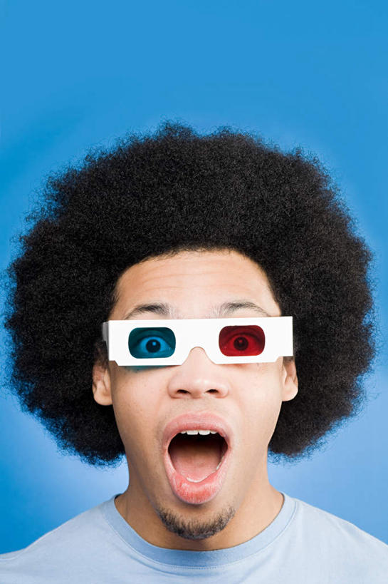 西方人,脸,头,脸颊,头发,一个人,竖图,室内,特写,白天,正面,欧洲,欧洲人,仅一个男性,仅一个人,蓝色背景,服装,眼镜,注视,休闲装,仅一个年轻男性,衣服,黑色,观察,看,张嘴,休闲,休闲服,摄影,服饰,影棚,观看,察看,关注,张大嘴巴,3D眼镜,立体眼镜,男人,男性,年轻男性,白种人,头部,卷发,脸部,脸蛋,面部,张开嘴,半身,彩图,影棚拍摄,拍摄,短发