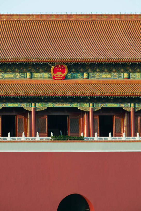 无人,天安门,宫殿,栏杆,竖图,室外,白天,正面,旅游,度假,名胜古迹,标志建筑,地标,建筑,北京,天安门广场,中国,亚洲,遗迹,扶手,墙,拱门,首都,古迹,文物,娱乐,建设,古建筑,护栏,墙壁,墙面,红色,蓝色,蓝天,天空,天,享受,休闲,旅游胜地,放松,晴朗,古文明,东亚,国徽,万里无云,中华人民共和国,北京市,京,北平,华北地区,晴空,晴空万里,彩图