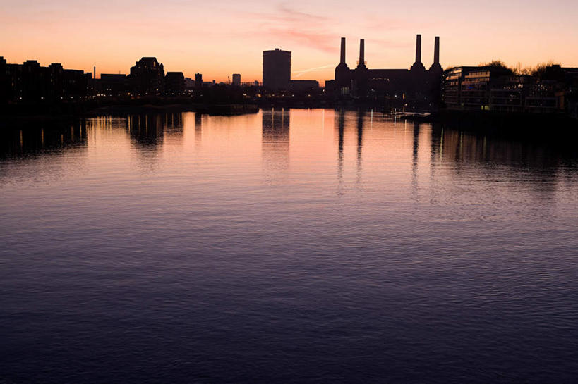 无人,工厂,横图,室外,白天,正面,度假,湖,湖泊,美景,日落,水,城市风光,城市,英国,欧洲,伦敦,反光,湖面,景观,水流,水面,晚霞,霞光,落日,首都,背光,娱乐,黄昏,湖水,享受,休闲,发电站,景色,彩霞,放松,镜面,西欧,大不列颠,逆光,大不列颠及北爱尔兰联合王国,大不列颠联合王国,日不落英帝国,雾都,夕照,巴特西电站,夕阳,彩图,工地,制造厂,斜阳
