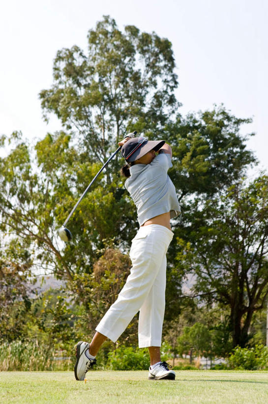 东方人,一个人,站,举,竖图,室外,白天,侧面,运动服,草地,草坪,植物,帽子,泰国,亚洲,仅一个女性,仅一个人,握,阴影,服装,光线,高尔夫,高尔夫球,影子,拿,拿着,注视,黄种人,运动帽,草,树,树木,衣服,蓝色,绿色,蓝天,天空,阳光,自然,天,观察,看,托,站着,仅一个中年女性,鸭舌帽,握着,服饰,东南亚,生长,晴朗,成长,观看,察看,高尔夫球杆,衣着,穿着,关注,高尔夫运动,高尔夫球具,万里无云,泰王国,衣饰,巴蜀,巴蜀府,华欣,女人,女性,中年女性,亚洲人,晴空,晴空万里,举起,举手,举着,向上举,向上伸,向上托,站立,彩图,全身,运动装