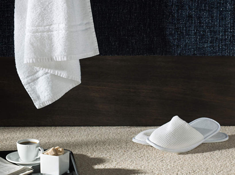 咖啡,无人,宾馆,横图,室内,特写,白天,正面,幸福,地毯,杯子,阴影,装饰,编织,反射,瓷器,纺织物,影子,手工艺品,咖啡杯,陶瓷制品,织物,娱乐,饮料,工艺品,毛巾,拖鞋,清洁,享受,休闲,温馨,放松,乐趣,保暖,华丽,修饰,点缀,提神,舒适,瓷杯,醒脑,透气,防水,衬托,美观,雅致,雅观,软饮料,储水,耐磨,吸水,彩图,客店,客栈,旅店,旅馆,旅舍,汽车旅馆