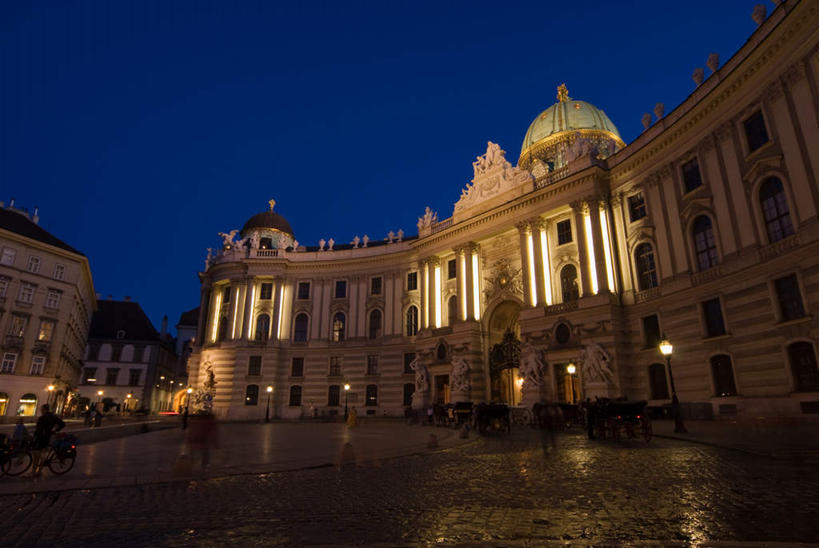 无人,横图,室外,夜晚,仰视,旅游,度假,名胜古迹,标志建筑,地标,建筑,夜景,奥地利,欧洲,维也纳,阴影,遗迹,光线,影子,堡垒,城堡,灯光,首都,古迹,文物,娱乐,建设,古建筑,享受,休闲,旅游胜地,放松,要塞,古文明,中欧,奥地利共和国,霍夫堡宫,设防,彩图,低角度拍摄