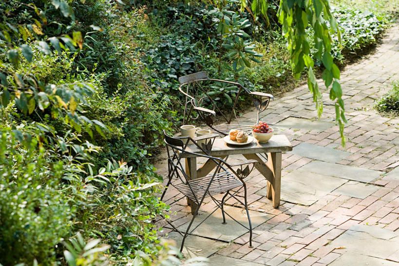 无人,横图,俯视,室外,白天,植物,桌面,桌子,道路,路,杯子,餐具,水果,椅子,一堆,堆叠,堆积,新鲜,木制,瓷器,碟子,盘,陶瓷,木椅,小路,生食,食品,果实,咖啡杯,陶瓷制品,交通,树,树木,食物,绿色,自然,盘子,木制品,容器,碟,碗,有机食品,绿色食品,生长,成长,储藏,堆,储存,瓷杯,彩图,高角度拍摄,贮存