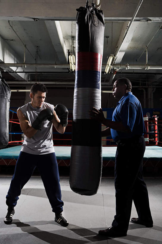 西方人,两个人,拳击手,体育馆,运动场,站,说,竖图,室内,白天,正面,运动服,锻炼,讨论,快乐,安全,比赛,运动,竞争,拳击,欧洲,非洲,黑人,欧洲人,对抗,阴影,服装,冲突,光线,影子,灯光,防护,拳击手套,注视,娱乐,运动器械,体育场,相视,衣服,蓝色,白色,手套,观察,看,握拳,站着,休闲,面对面,健身器械,服饰,观看,对视,保护,察看,互视,体育运动,衣着,穿着,对立,关注,矛盾,沙包,保险,相对,健身器材,相看,敌对,挫败,斗争,抗拒,抗衡,保全,周全,安稳,安定,运动馆,防护手套,衣饰,交流,平安,体育,男人,男性,年轻男性,中年男性,白种人,非洲人,拳击家,拳击运动员,沟通,讲话,交谈,商讨,说话,谈话,站立,彩图,全身,健身,运动器材,运动装