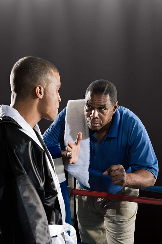 西方人,两个人,拳击手,体育馆,运动场,站,说,竖图,室内,白天,正面,运动服,锻炼,讨论,快乐,安全,比赛,运动,竞争,拳击,欧洲,非洲,黑人,欧洲人,对抗,黑色背景,服装,冲突,纺织物,防护,拳击手套,注视,娱乐,运动器械,体育场,衣服,蓝色,黑色,手套,毛巾,观察,看,清洁,站着,休闲,健身器械,服饰,观看,保暖,保护,察看,体育运动,衣着,穿着,对立,关注,矛盾,保险,健身器材,透气,防水,敌对,挫败,斗争,抗拒,抗衡,保全,周全,安稳,安定,运动馆,防护手套,衣饰,储水,耐磨,吸水,交流,平安,体育,男人,男性,年轻男性,中年男性,非洲人,拳击家,拳击运动员,沟通,讲话,交谈,商讨,说话,谈话,站立,半身,彩图,健身,运动器材,运动装