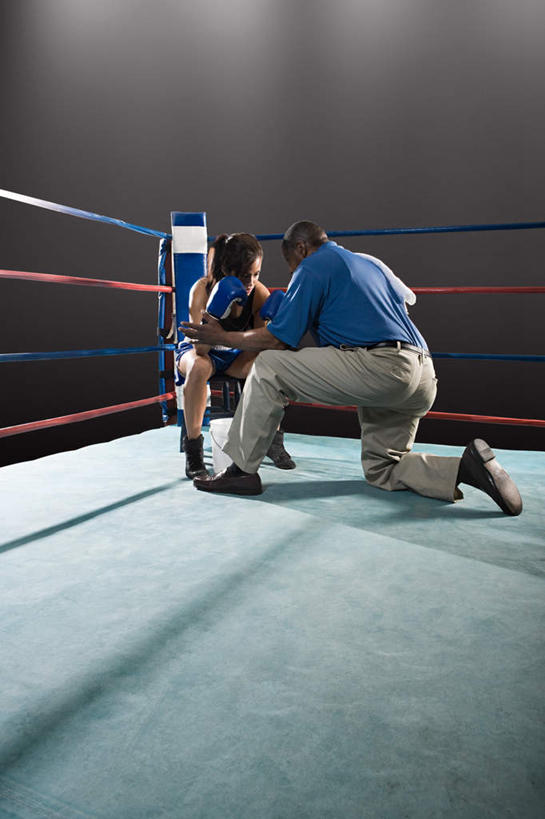 西方人,两个人,拳击手,体育馆,栏杆,运动场,坐,跪,说,竖图,室内,白天,正面,锻炼,讨论,快乐,安全,比赛,运动,竞争,拳击,欧洲,非洲,黑人,欧洲人,对抗,阴影,黑色背景,服装,冲突,光线,影子,围栏,灯光,防护,拳击手套,注视,休闲装,娱乐,运动器械,体育场,护栏,相视,衣服,蓝色,手套,观察,看,休闲,面对面,休闲服,健身器械,服饰,观看,对视,保护,察看,互视,体育运动,对立,关注,矛盾,保险,相对,健身器材,相看,敌对,挫败,斗争,抗拒,抗衡,保全,周全,安稳,安定,运动馆,防护手套,交流,平安,体育,男人,男性,年轻男性,中年男性,白种人,非洲人,拳击家,拳击运动员,沟通,跪着,讲话,交谈,商讨,说话,谈话,坐着,半身,彩图,健身,运动器材