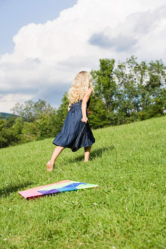 西方人,儿童,一个人,走,竖图,室外,白天,仰视,裙子,纯洁,草地,草坪,植物,欧洲,欧洲人,仅一个女性,仅一个人,连衣裙,云,云朵,云彩,草,树,树木,一个,小孩,蓝色,绿色,白云,蓝天,天空,自然,风筝,天,仅一个小孩,可爱,童年,童趣,放风筝,生长,晴朗,单个,成长,纸鸢,童真,烂漫,无邪,放鹞子,鹞,鹞子,鸢,木鸢,天真,女孩,女人,女性,白种人,孩子,晴空,步行,散步,走路,彩图,低角度拍摄,全身,女生