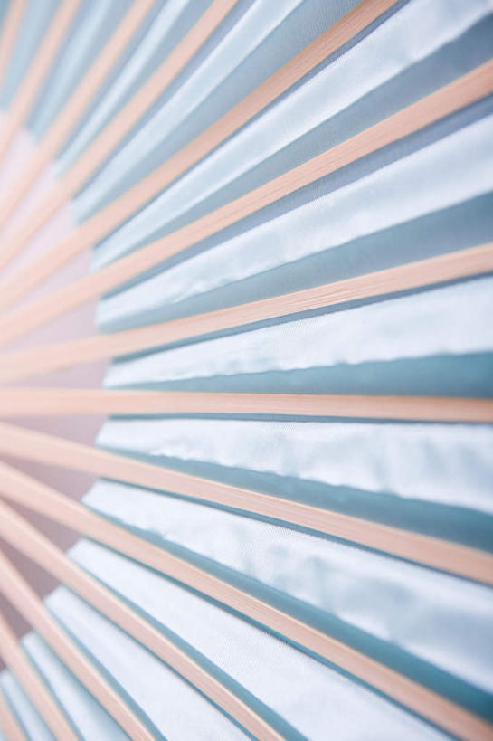 无人,竖图,室内,特写,白天,正面,静物,一把,阴影,反射,纹路,扇子,纹理,影子,折扇,纸扇,清凉,凉爽,文化,蓝色,肌理,撒扇,彩图,传统文化