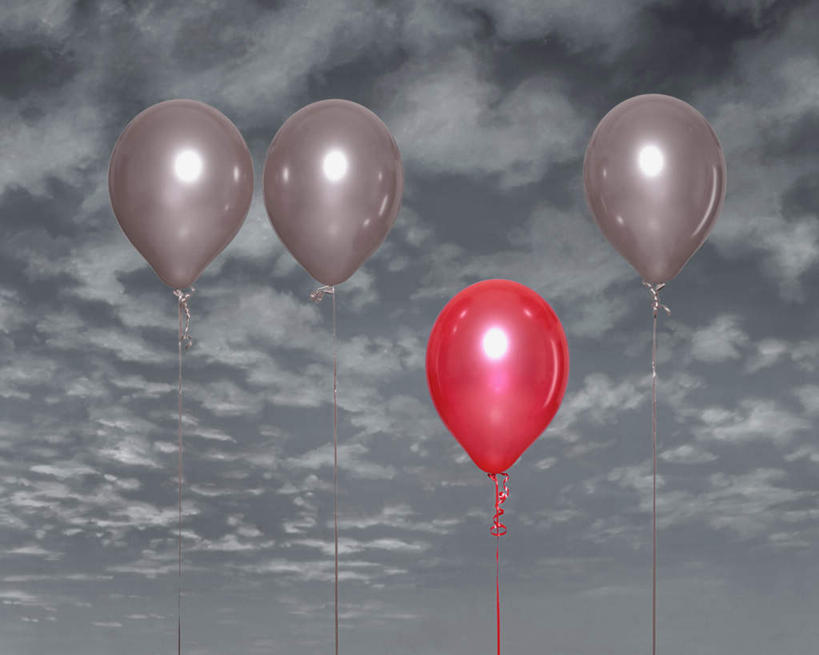 无人,横图,室外,特写,白天,仰视,一排,整齐,装饰,塑料,云,云朵,云彩,排列,红色,蓝色,白云,蓝天,天空,气球,塑料制品,天,四个,橡胶,晴朗,华丽,修饰,点缀,队列,反差,橡胶制品,衬托,美观,雅致,雅观,晴空,彩图,低角度拍摄