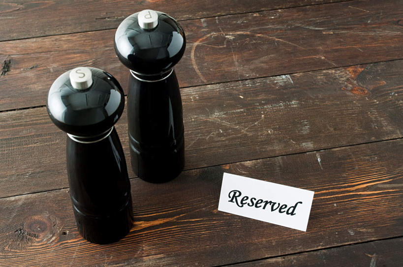 无人,横图,俯视,室内,特写,白天,桌面,桌子,指示牌,阴影,反射,木制,英文,标志,文字,影子,字符,陶瓷,字母,调料,调味,香料,盐,佐料,陶瓷制品,黑胡椒,调味品,调味料,标识,食盐,木制品,瓶子,英文字母,配料,作料,胡椒,彩图,高角度拍摄