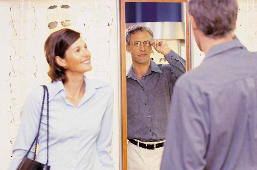 西方人,背部,两个人,夫妻,商店,站,笑,微笑,露齿笑,横图,室内,白天,正面,爱情,镜子,欧洲,欧洲人,许多,握,服装,朦胧,模糊,包,皮包,眼镜,浪漫,拿,拿着,注视,休闲装,商铺,排列,衣服,观察,看,站着,休闲,休闲服,恩爱,握着,恋人,服饰,观看,单肩包,镜像,察看,镜面,关注,近视眼镜,市肆,商号,摆列,男人,男性,女人,女性,中年男性,中年女性,白种人,夫妇,情侣,站立,半身,彩图,店铺,伴侣,布列,分列