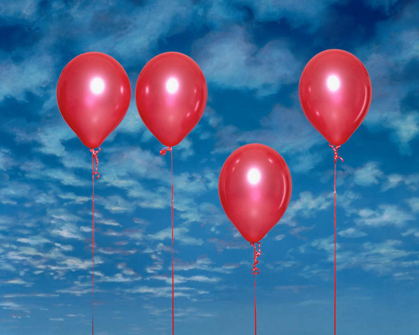 无人,横图,室外,白天,仰视,游戏,玩具,阴影,光线,影子,塑料,云,云朵,玩,云彩,娱乐,红色,蓝色,白云,蓝天,天空,阳光,气球,塑料制品,天,四个,休闲,充气玩具,橡胶,益智,晴朗,活动,发泄,消遣,智力,橡胶制品,宣泄,晴空,玩耍,嬉戏,彩图,低角度拍摄