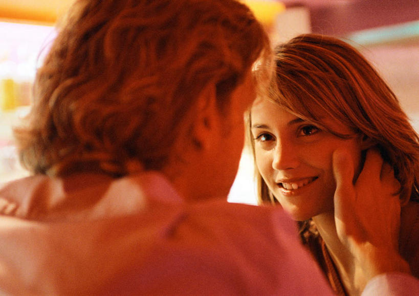 西方人,脸,头,脸颊,背部,两个人,夫妻,酒吧,坐,笑,摸,微笑,露齿笑,横图,室内,白天,正面,爱情,吧台,椅子,欧洲,欧洲人,抚摸,灯光,浪漫,注视,相视,灯,红色,灯具,观察,看,面对面,恩爱,恋人,观看,对视,察看,照明设备,关注,相对,相看,男人,男性,年轻男性,年轻女性,女人,女性,白种人,头部,脸部,脸蛋,面部,情侣,触摸,接触,坐着,半身,彩图,酒吧间,酒馆,伴侣