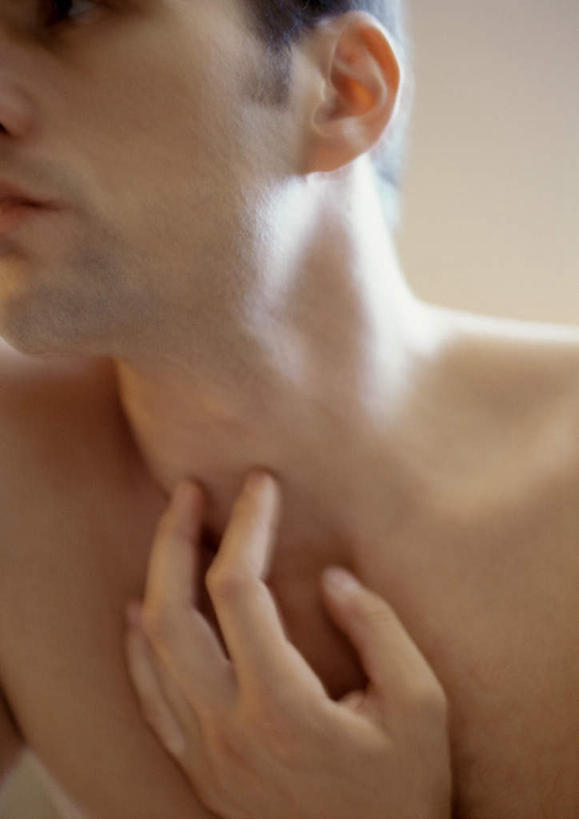 西方人,脸,脸颊,一个人,竖图,室内,特写,白天,正面,欧洲,欧洲人,仅一个男性,仅一个人,阴影,光线,影子,裸露,仅一个年轻男性,赤裸,裸,肩部,男人,男性,年轻男性,白种人,颈部,脸部,脸蛋,面部,半身,彩图