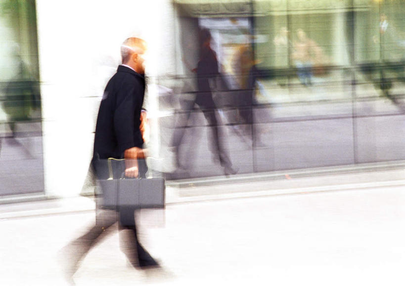 西方人,走,横图,室内,白天,侧面,道路,街道,路,公路,欧洲,欧洲人,握,朦胧,模糊,包,公文包,交通,许多人,拿,拎,拿着,一群人,握着,公事包,男人,男性,年轻男性,年轻女性,女人,女性,白种人,马路,步行,散步,走路,彩图,全身,拎着