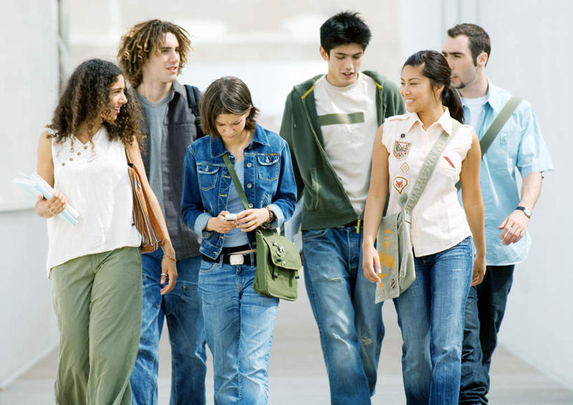 西方人,伙伴,朋友,学校,教学楼,走,笑,说,微笑,露齿笑,横图,室内,白天,正面,友谊,书籍,欧洲,欧洲人,握,包,皮包,墙,许多人,拿,拿着,校园,墙壁,墙面,一群人,握着,单肩包,交流,友情,男人,男性,年轻男性,年轻女性,女人,女性,白种人,书,图书,步行,沟通,讲话,交谈,散步,说话,谈话,走路,半身,彩图,教室楼,教学大楼