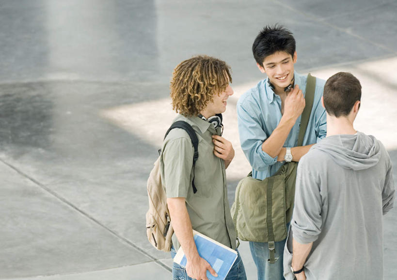 一个男孩以前只要跟女孩面对面说话就会脸红,这说明什么?