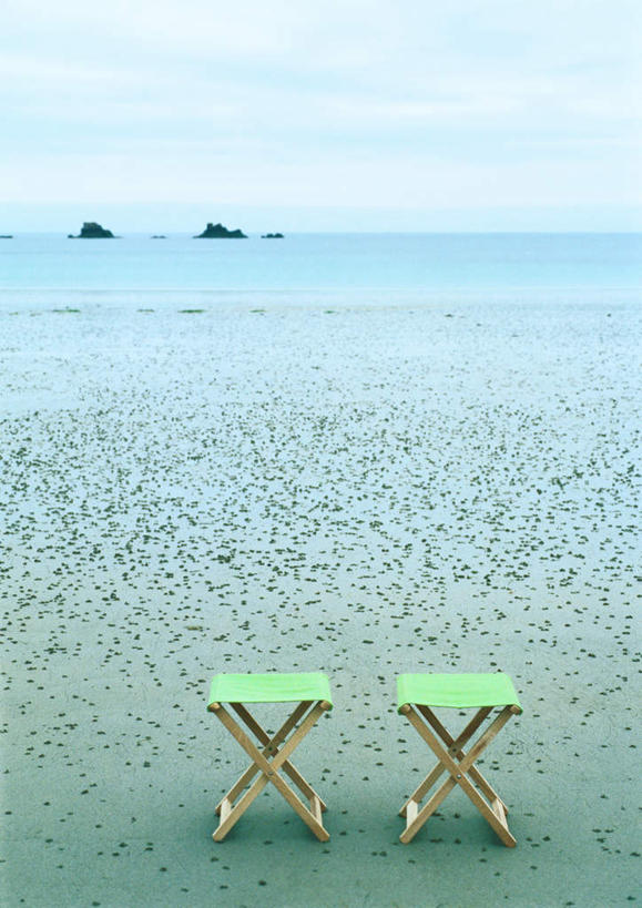 无人,竖图,俯视,室外,特写,白天,海浪,海洋,礁石,石头,沙滩,静物,椅子,朦胧,模糊,沙子,石子,木椅,海岸,浪花,水平线,云,云朵,辽阔,海平线,沙地,云彩,两个,蓝色,白云,蓝天,天空,海水,天,广阔,晴朗,一望无际,海景,无边无际,一马平川,大海,风浪,海,海水的波动,海滩,礁,近岸浪,石块,岩石,涌浪,晴空,彩图,高角度拍摄,水天相接,水天一线
