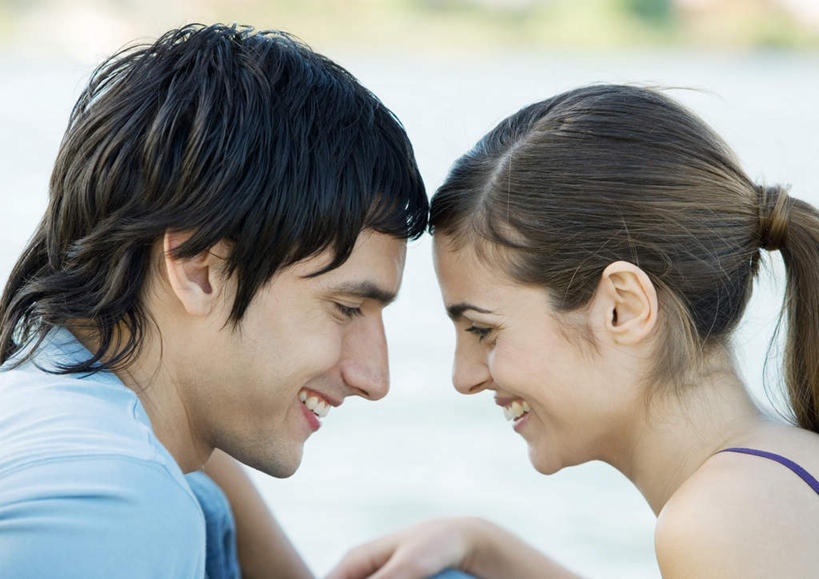 西方人,两个人,笑,微笑,露齿笑,横图,室外,特写,白天,侧面,爱情,欧洲,欧洲人,服装,朦胧,模糊,浪漫,依靠,依偎,休闲装,相视,衣服,靠,靠着,休闲,温暖,温馨,面对面,休闲服,恩爱,恋人,服饰,对视,和睦,相对,相看,男人,男性,年轻男性,年轻女性,女人,女性,白种人,情侣,半身,彩图,伴侣,融洽