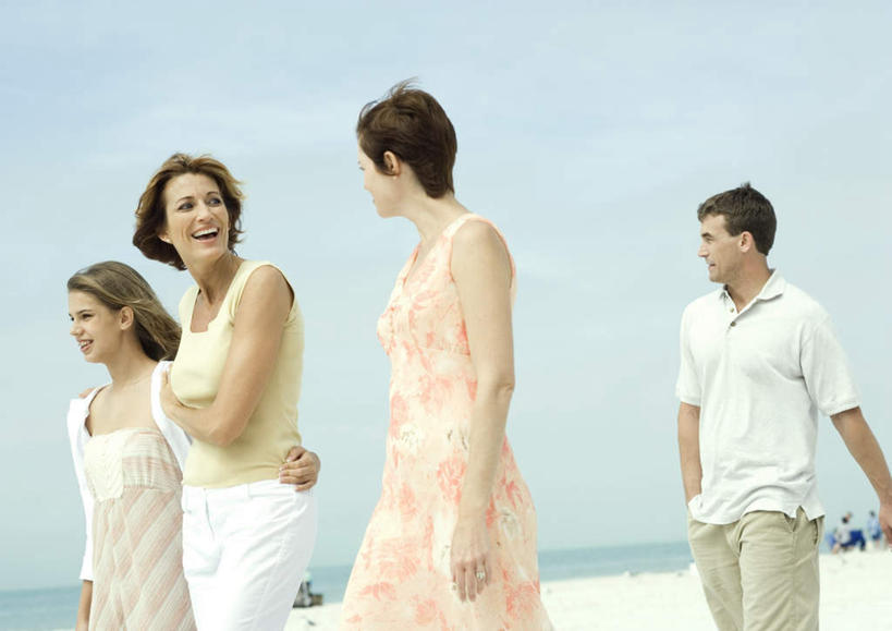 西方人,四个人,站,走,笑,说,微笑,露齿笑,横图,室外,白天,正面,旅游,度假,海洋,沙滩,欧洲,欧洲人,沙子,海岸,水平线,辽阔,海平线,沙地,依靠,依偎,娱乐,相视,蓝色,蓝天,天空,海水,天,靠,靠着,站着,享受,休闲,广阔,面对面,放松,晴朗,对视,一望无际,相对,户外运动,海景,万里无云,相看,无边无际,一马平川,交流,男人,男性,年轻男性,年轻女性,女孩,女人,女性,白种人,大海,海,海滩,晴空,晴空万里,步行,沟通,讲话,交谈,散步,说话,谈话,站立,走路,半身,彩图,水天相接,水天一线