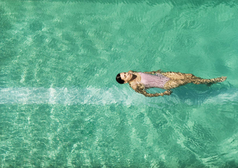 仰泳,游泳,西方人,一个人,游泳池,横图,俯视,室外,白天,泳装,比基尼,水,太阳,欧洲,欧洲人,仅一个年轻女性,仅一个女性,仅一个人,阴影,波纹,透明,光线,影子,水池,水面,漩涡,泳池,水纹,阳光,保养,享受,休闲,放松,保健,游泳馆,年轻女性,女人,女性,白种人,彩图,高角度拍摄,全身,三点式,泳衣