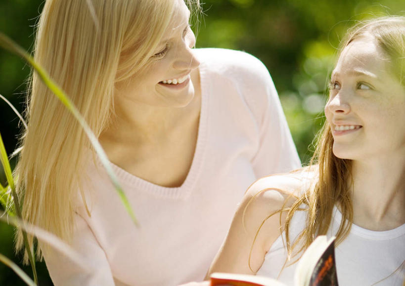 西方人,儿童,两个人,母亲,女儿,笑,微笑,露齿笑,横图,室外,特写,白天,正面,旅游,度假,纯洁,森林,树林,太阳,植物,欧洲,欧洲人,阴影,朦胧,模糊,光线,影子,依靠,娱乐,相视,树,树木,小孩,绿色,阳光,自然,靠,靠着,享受,休闲,温暖,温馨,母女,面对面,放松,可爱,母爱,童年,童趣,生长,成长,对视,和睦,相对,户外运动,童真,烂漫,无邪,相看,天真,年轻女性,女孩,女人,女性,白种人,孩子,半身,彩图,融洽,女生