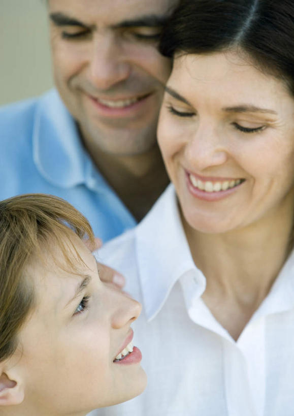 西方人,儿童,三个人,家庭,站,笑,摸,微笑,露齿笑,竖图,室内,特写,白天,正面,纯洁,欧洲,欧洲人,抚摸,朦胧,模糊,依靠,相视,小孩,低头,靠,靠着,站着,温暖,温馨,一家人,面对面,可爱,童年,童趣,对视,和睦,相对,童真,烂漫,无邪,相看,天真,女孩,女人,女性,中年男性,中年女性,白种人,触摸,接触,抬头,仰头,站立,半身,彩图,融洽,女生