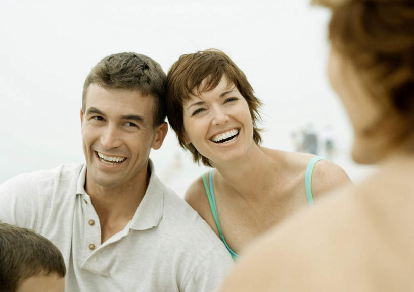 西方人,儿童,四个人,家庭,笑,微笑,露齿笑,横图,室外,白天,正面,纯洁,沙滩,欧洲,欧洲人,朦胧,模糊,沙子,海岸,沙地,依靠,注视,休闲装,相视,小孩,观察,看,靠,靠着,休闲,温暖,温馨,一家人,面对面,休闲服,可爱,童年,童趣,观看,对视,和睦,察看,关注,相对,童真,烂漫,无邪,相看,天真,男孩,男人,男性,年轻男性,年轻女性,女人,女性,白种人,孩子,海滩,半身,彩图,融洽,男生