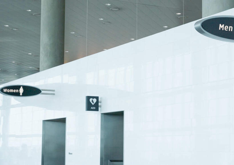 无人,机场,横图,室外,白天,正面,旅游,度假,门,卫生间,洗手间,飞机场,指示牌,阴影,光线,标志,文字,影子,圆柱,柱子,墙,屋顶,交通,顶棚,娱乐,标识,墙壁,墙面,阳光,享受,休闲,运输,厕所,航空站,空港,彩图