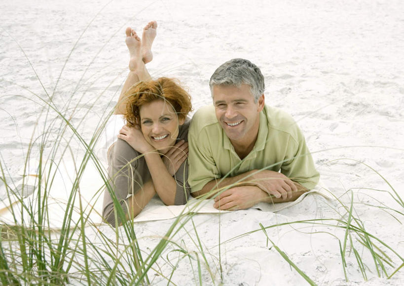 西方人,头发,两个人,夫妻,笑,双手交叉,微笑,露齿笑,横图,室外,白天,正面,T恤衫,爱情,旅游,度假,草地,草坪,沙滩,植物,欧洲,欧洲人,沙子,海岸,沙地,浪漫,T恤,休闲装,娱乐,草,绿色,灰色,靠,靠着,趴着,倚靠,享受,休闲,温暖,温馨,赤脚,休闲服,恩爱,放松,恋人,金黄色,和睦,双手抱胸,户外运动,男人,男性,女人,女性,中年男性,中年女性,白种人,长发,情侣,海滩,趴,彩图,全身,伴侣,融洽