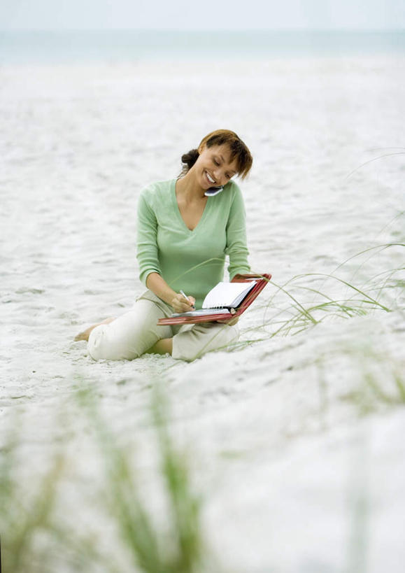 西方人,一个人,商务人士,商务女性,坐,打电话,竖图,室外,白天,正面,草地,草坪,海浪,海洋,沙滩,太阳,植物,电话,手机,欧洲,欧洲人,仅一个年轻女性,仅一个女性,仅一个人,握,阴影,套装,朦胧,模糊,光线,材料,档案,沙子,文件,影子,海岸,浪花,水平线,海平线,沙地,拿,拿着,通讯设备,草,蓝色,绿色,蓝天,天空,阳光,海水,资料,天,握着,晴朗,文档,商务装,海景,工薪阶层,万里无云,交流,年轻女性,女人,女性,白种人,白领,上班族,大海,风浪,海,海水的波动,海滩,近岸浪,涌浪,晴空,晴空万里,沟通,通话,坐着,彩图,全身