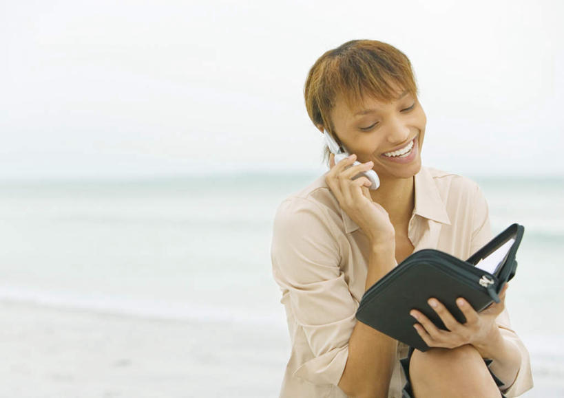 西方人,一个人,商务人士,商务女性,笑,打电话,微笑,露齿笑,横图,室外,白天,正面,海浪,海洋,沙滩,电话,手机,欧洲,欧洲人,仅一个年轻女性,仅一个女性,仅一个人,握,套装,材料,档案,沙子,文件,海岸,浪花,水平线,海平线,沙地,拿,拿着,通讯设备,蓝色,蓝天,天空,海水,资料,天,握着,晴朗,文档,商务装,海景,工薪阶层,万里无云,交流,年轻女性,女人,女性,白种人,白领,上班族,大海,风浪,海,海水的波动,海滩,近岸浪,涌浪,晴空,晴空万里,沟通,通话,半身,彩图