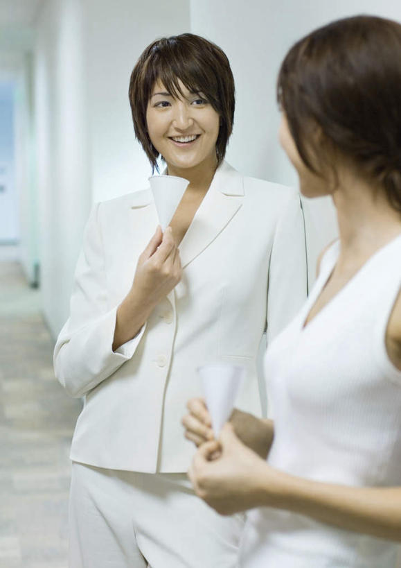 西方人,两个人,伙伴,同事,朋友,商务人士,商务女性,说,竖图,室内,白天,正面,友谊,成功,合作,团队,集体,信心,太阳,杯子,欧洲,欧洲人,握,阴影,套装,朦胧,模糊,光线,影子,墙,走廊,拿,拿着,扭头,依靠,注视,队伍,相视,墙壁,墙面,阳光,纸制品,看,靠,靠着,面对面,握着,纸杯,对视,领导,成就,关注,一次性杯子,相对,商务装,合伙,领袖,工薪阶层,相看,交流,友情,年轻女性,女人,女性,白种人,白领,上班族,沟通,讲话,交谈,说话,谈话,半身,彩图