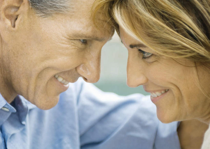 西方人,脸,头,脸颊,两个人,家庭,笑,摸,微笑,露齿笑,横图,室外,特写,白天,侧面,爱情,太阳,欧洲,欧洲人,抚摸,阴影,光线,影子,浪漫,依靠,相视,阳光,靠,靠着,温暖,温馨,面对面,恩爱,恋人,对视,和睦,相对,相看,男人,男性,女人,女性,中年男性,中年女性,白种人,头部,脸部,脸蛋,面部,情侣,触摸,接触,半身,彩图,伴侣,融洽