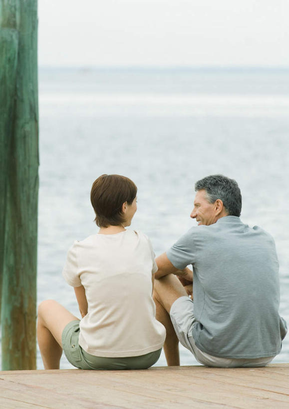 西方人,两个人,坐,说,竖图,室外,白天,爱情,旅游,度假,水,地板,欧洲,欧洲人,水池,水面,地面,浪漫,依靠,休闲装,娱乐,木地板,相视,背面,靠,靠着,享受,休闲,温暖,温馨,面对面,休闲服,恩爱,放松,恋人,对视,和睦,相对,户外运动,相看,交流,男人,男性,女人,女性,中年男性,中年女性,白种人,情侣,沟通,讲话,交谈,说话,谈话,坐着,半身,彩图,伴侣,融洽