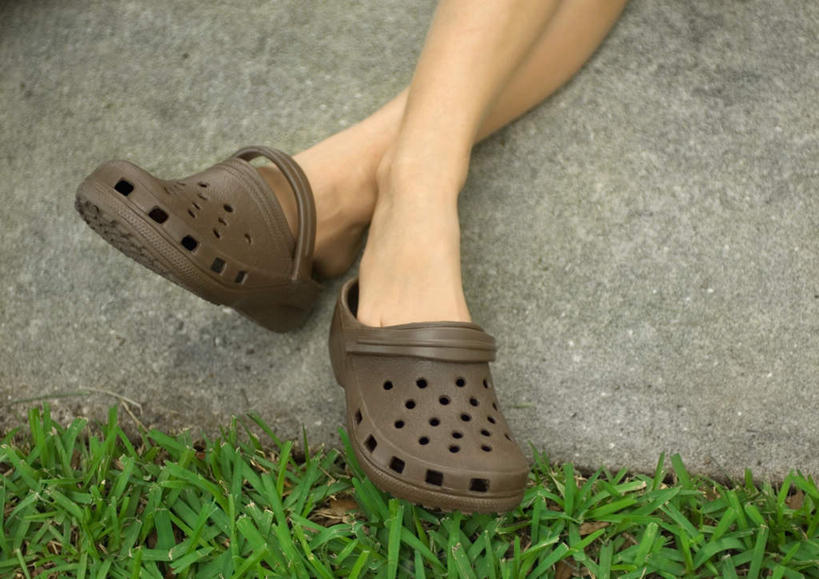 西方人,儿童,腿部,腿,一个人,花园,坐,横图,室外,特写,白天,正面,鞋,旅游,度假,游戏,纯洁,草地,草坪,太阳,植物,欧洲,欧洲人,仅一个女性,仅一个人,阴影,光线,影子,墙,玩,娱乐,墙壁,墙面,草,小孩,绿色,阳光,仅一个小孩,享受,休闲,放松,童年,童趣,户外运动,童真,烂漫,无邪,洞洞鞋,天真,女孩,女人,女性,白种人,孩子,玩耍,嬉戏,坐着,半身,彩图,女生