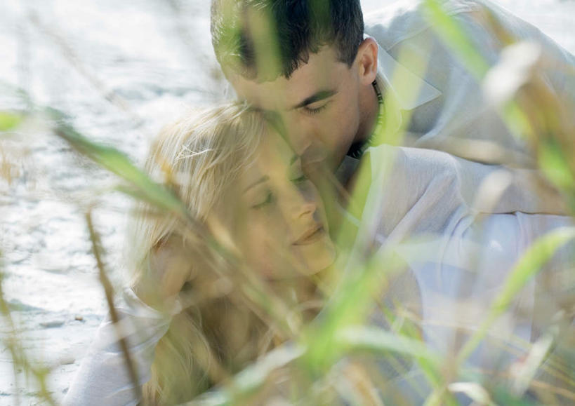 西方人,两个人,躺,闭眼,抱,横图,室外,白天,正面,爱情,旅游,度假,草地,草坪,沙滩,太阳,植物,欧洲,欧洲人,撑,阴影,服装,朦胧,模糊,光线,沙子,影子,海岸,沙地,浪漫,依偎,休闲装,娱乐,草,衣服,绿色,阳光,靠,靠着,倚靠,享受,休闲,温暖,温馨,休闲服,恩爱,放松,恋人,服饰,抱着,和睦,撑头,撑着,搂着,倚着,户外运动,依附,依赖,投靠,卧着,男人,男性,年轻男性,年轻女性,女人,女性,白种人,情侣,海滩,闭眼睛,闭着眼,闭着眼睛,怀抱,搂,搂抱,躺着,卧,相抱,拥抱,半身,彩图,伴侣,融洽