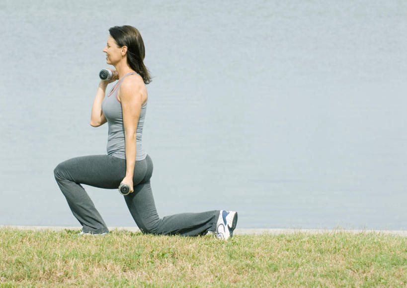 西方人,一个人,蹲,横图,室外,白天,侧面,锻炼,旅游,度假,瑜伽,运动,水,太阳,哑铃,欧洲,欧洲人,仅一个女性,仅一个人,握,阴影,服装,朦胧,模糊,光线,影子,水池,水面,拿,拿着,注视,休闲装,娱乐,衣服,阳光,观察,看,仅一个中年女性,享受,休闲,休闲服,放松,握着,养生,服饰,观看,察看,关注,户外运动,体育,女人,女性,中年女性,白种人,蹲着,彩图,全身,健身