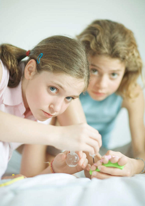 西方人,腿部,脚,脚趾,脚趾甲,腿,两个人,伙伴,朋友,坐,竖图,室内,白天,正面,美容,友谊,床,卧室,欧洲,欧洲人,服装,双人床,床单,拿,指甲油,拿着,注视,休闲装,被子,衣服,观察,看,休闲,休闲服,服饰,观看,察看,被单,关注,分趾器,友情,年轻女性,女人,女性,白种人,脚指甲,坐着,半身,彩图,睡房,卧房