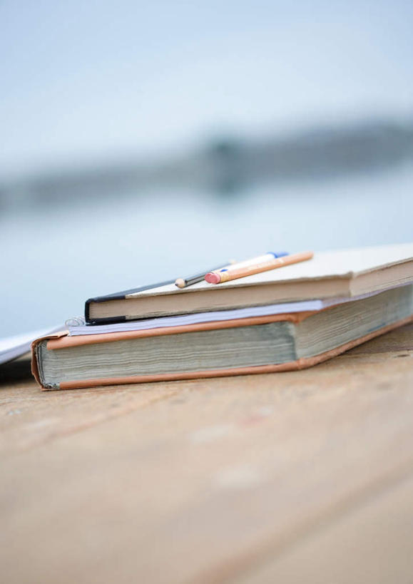 无人,竖图,俯视,室外,特写,白天,桌面,桌子,静物,书籍,朦胧,模糊,木制,记事本,本子,笔记本,木制品,两本,书,图书,彩图,高角度拍摄